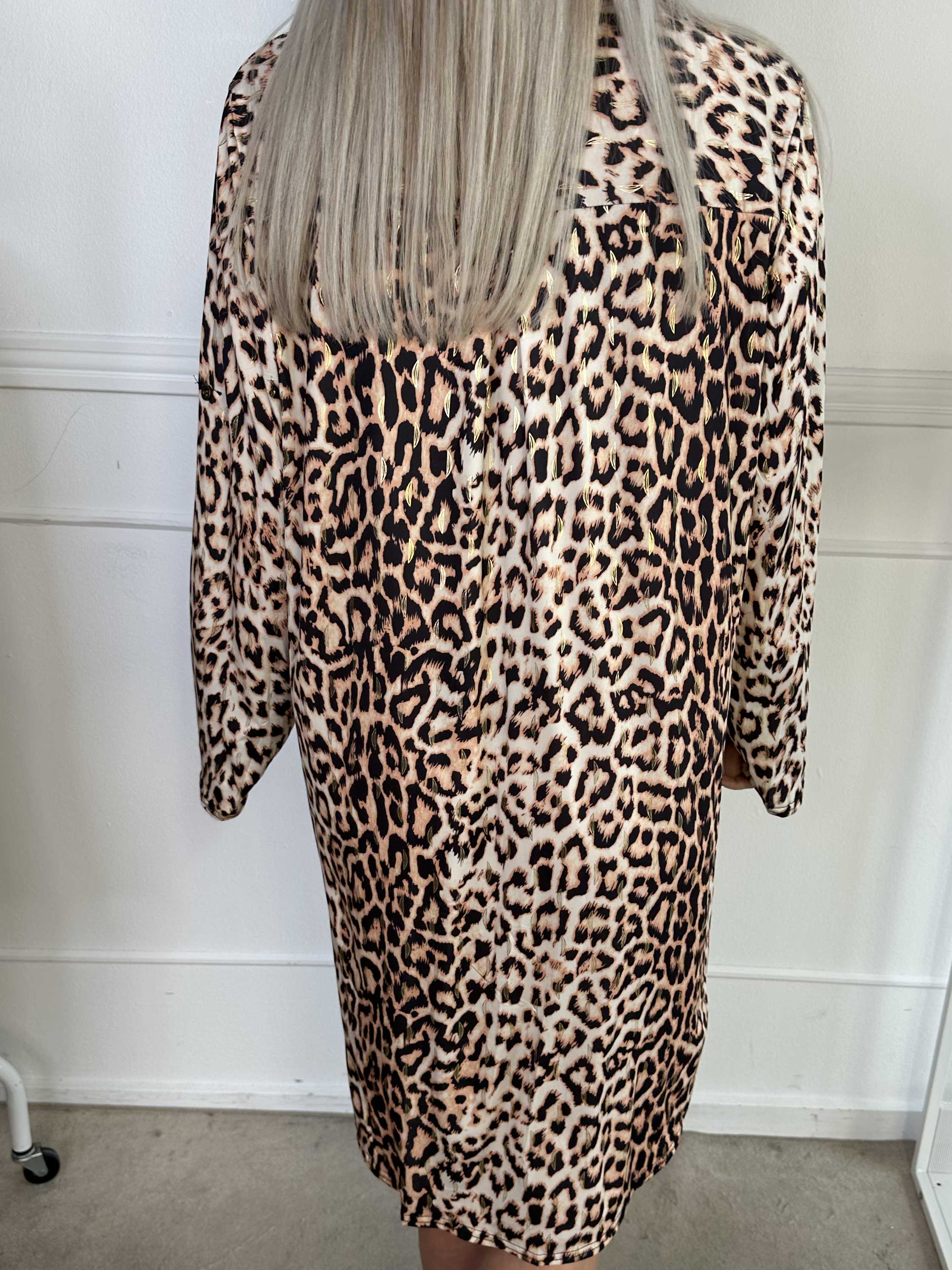 Penelope - Elastisk kjole i leopardprint med guld detaljer